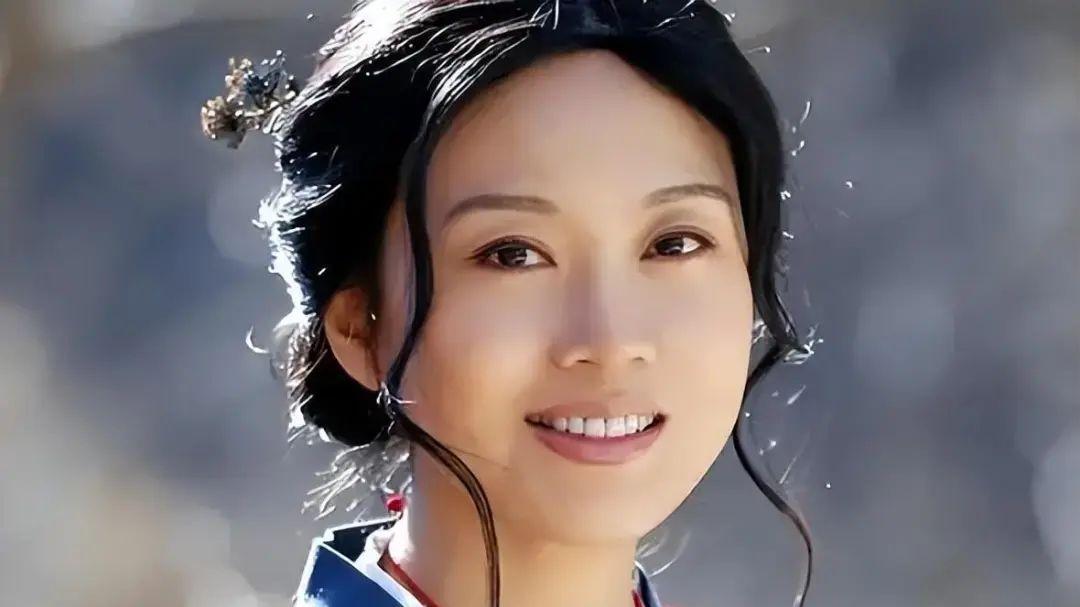 原来闫妮的女儿就是她，23岁就当上女一号，网友调侃：演技差远了
