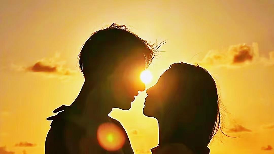 揭秘！明星恋情公开：粉丝情绪与隐私界限的微妙博弈