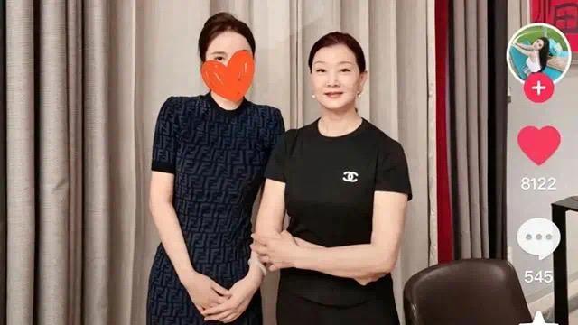 58岁宋祖英近照曝光，穿香奈儿身材丰腴，豪宅家宴尽显贵妇风范