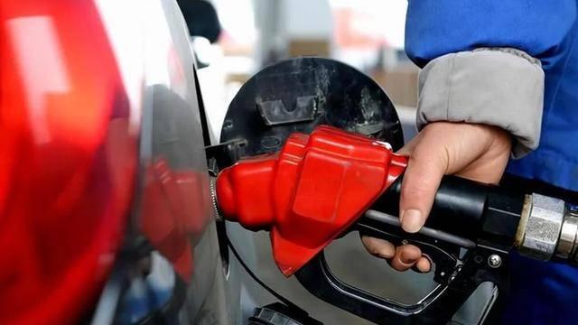 油箱剩余多少油时加油最合适？老车主：记住这个标志，提前加油