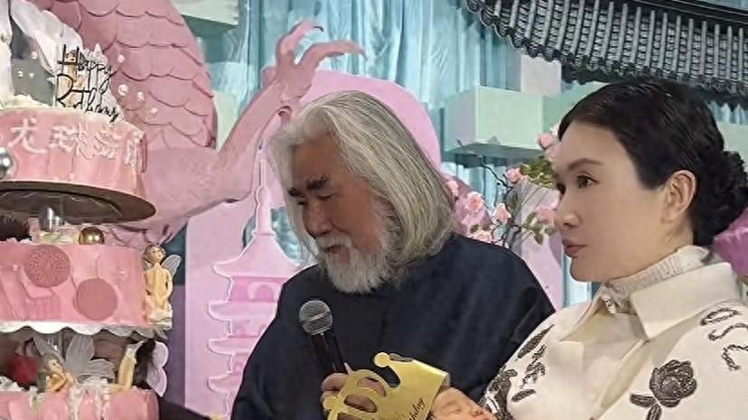 杜星霖与大20岁富豪离婚后，转头嫁大31岁的张纪中，我只图感情