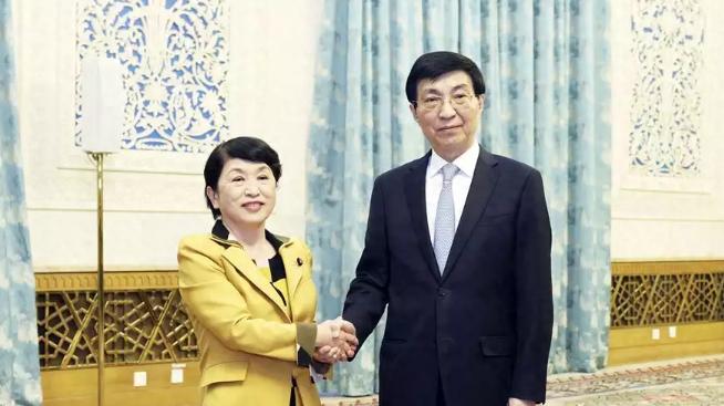 中方拒绝让步，于是日本180人团回国后，多艘巡视船强闯钓鱼岛