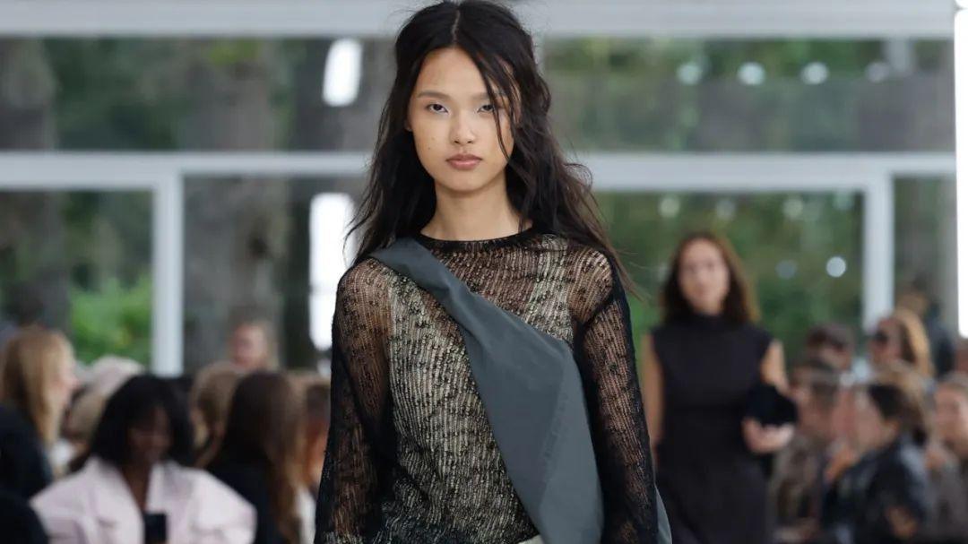 Issey Miyake 2025年春夏女装秀