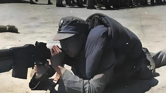 蒋介石发现李宗仁三面被围，李宗仁却道：委员长莫慌，问题不大！