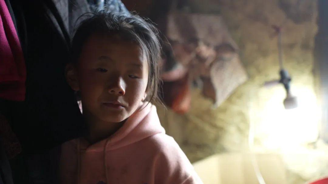 父母视力残疾，三个孩子不幸被遗传，奶奶哭诉：这日子怎么过啊