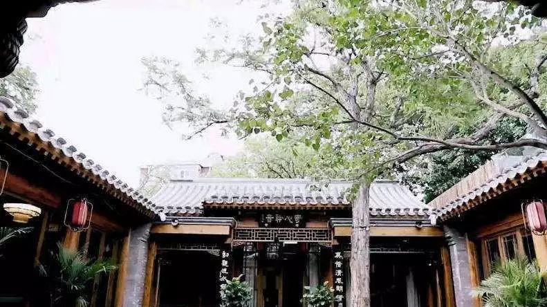 38岁的郑艳东，为何会嫁给58岁三婚的王刚，还要为他生孩子？