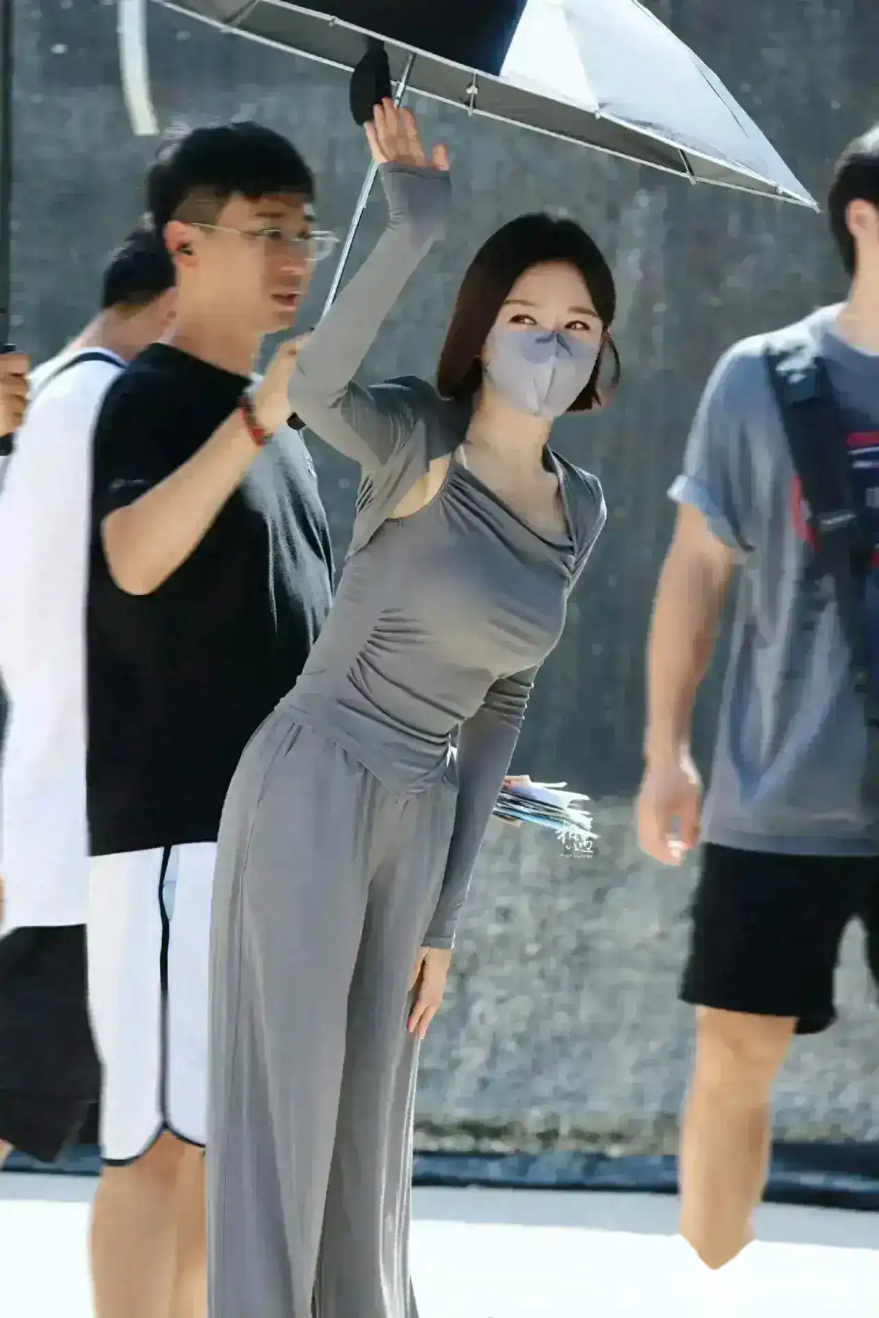 秦岚看着弱不禁风，身材却是一流，前凸后翘，风韵犹存