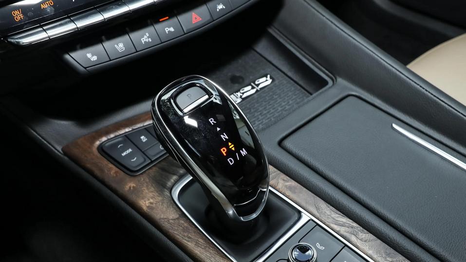 全系搭2.0T+10AT，这台后驱豪华车惠后20万出头，和宝马3系同级