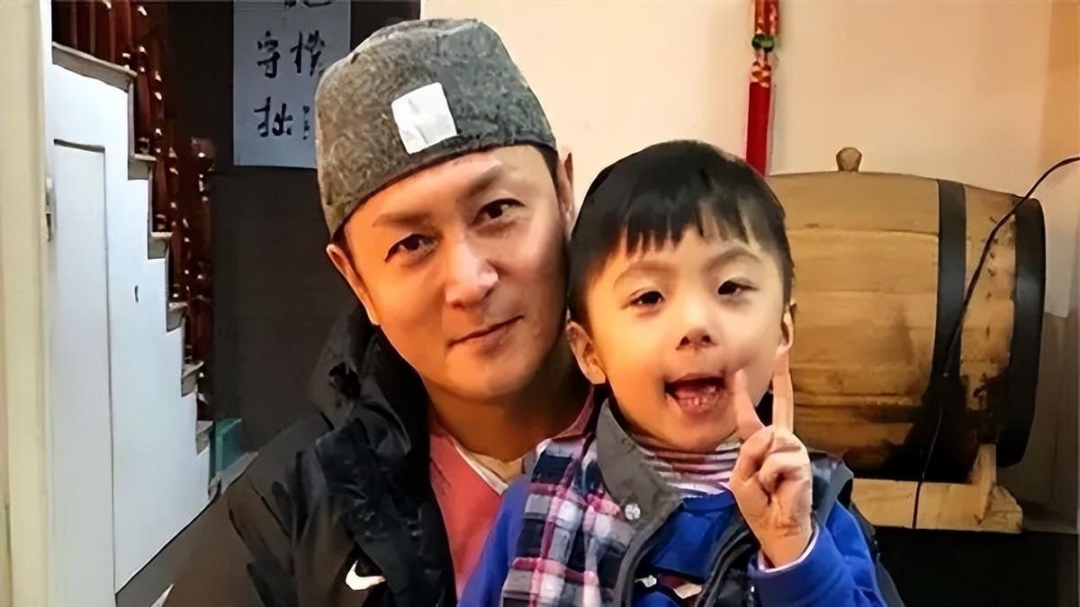 被前妻骗走5千万，6个孩子没有一个亲生，“老实人”赵擎如今苦尽甘来