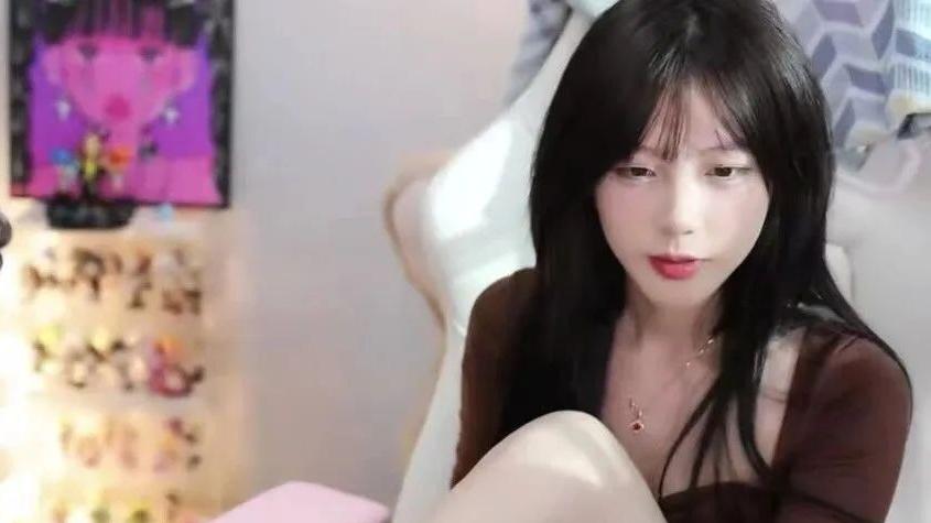 艾琳直播展示腿上符文，表示很后悔想洗掉，网友：又一个小太妹？