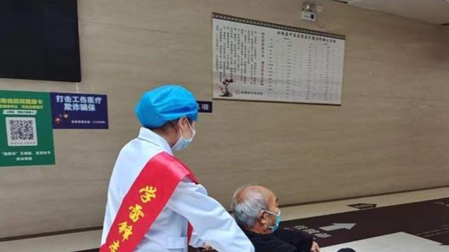 中国60岁以上的老人，可以免费享受很多福利，但许多人不知道