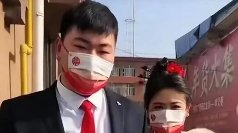 大衣哥夸儿媳陈萌懂礼貌，否认送高价彩礼，朱小伟对儿子照顾细致