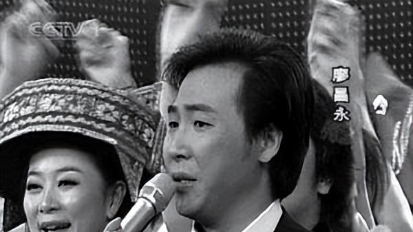 她是国家一级演员，被丈夫无数次殴打后，看着儿子发抖，选择离婚