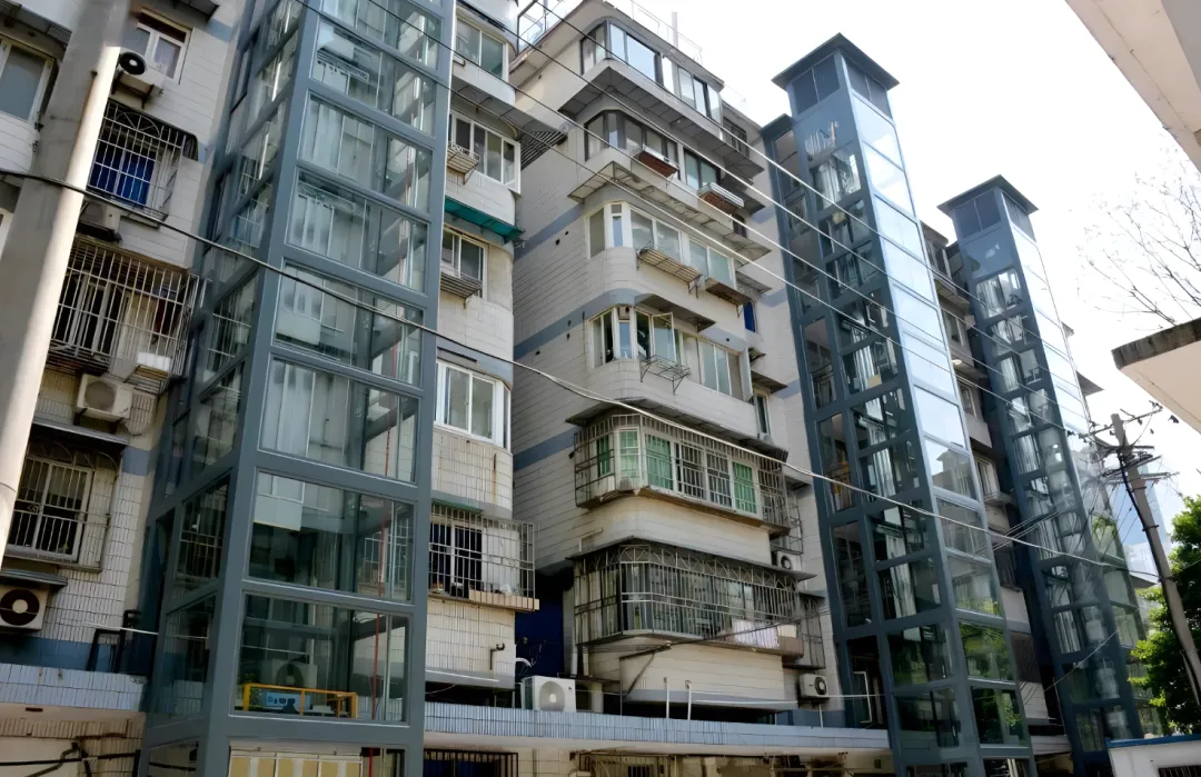 当初吵着要给老小区装电梯的人，为啥现在都后悔了