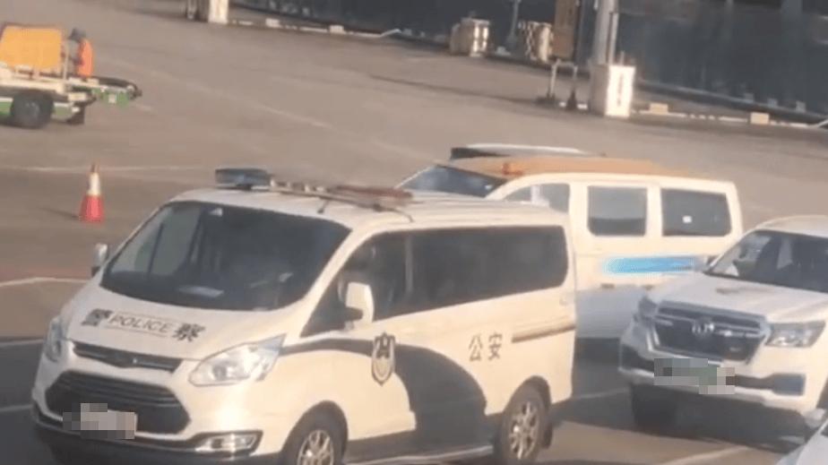 广州白云机场有旅客朝飞机发动机扔硬币，地勤发现并报警？多方回应