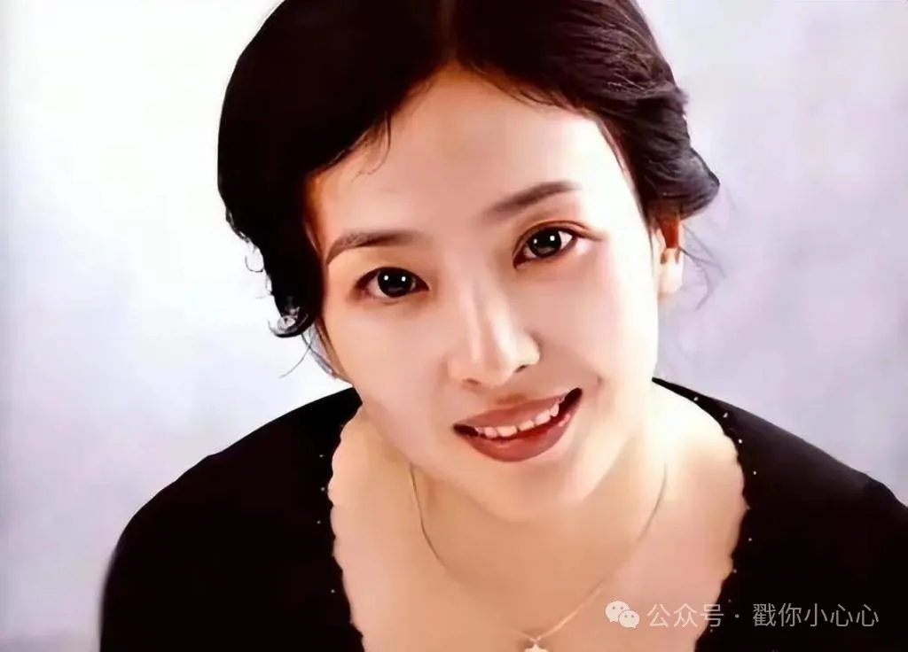 刘亦菲母亲刘晓莉：至今单身，身材傲人，长得比女儿还漂亮