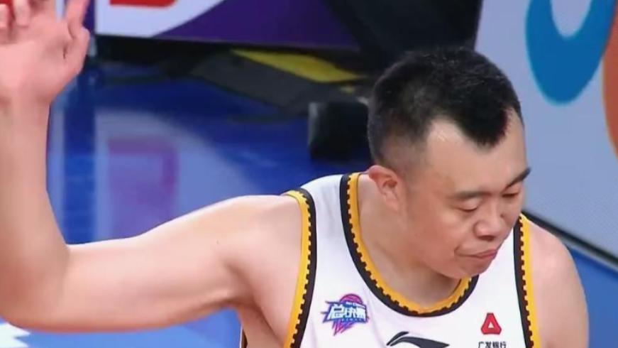 被罚出场前杨鸣对弗格说了什么？韩德君：太欺负人了，必须拿下！