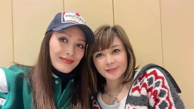 关之琳与刘德华老婆女儿坐一起看华仔演出，和任达华老婆琦琦合影