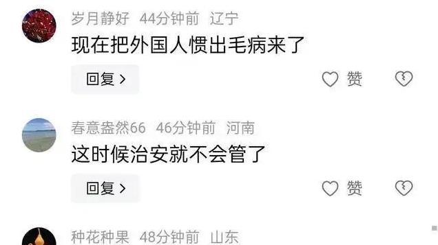 上海地铁，两外国人脚踏爱心专坐，车厢无人制止，外国人有特权？