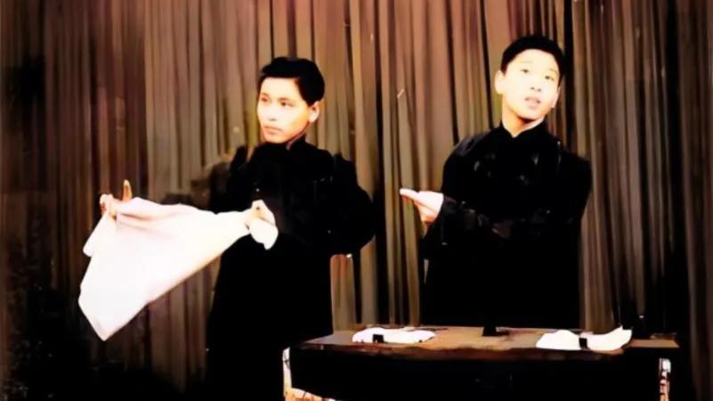 德云社高峰带徒弟看望马志明， 马志明79岁好老，说活儿时头靠沙发