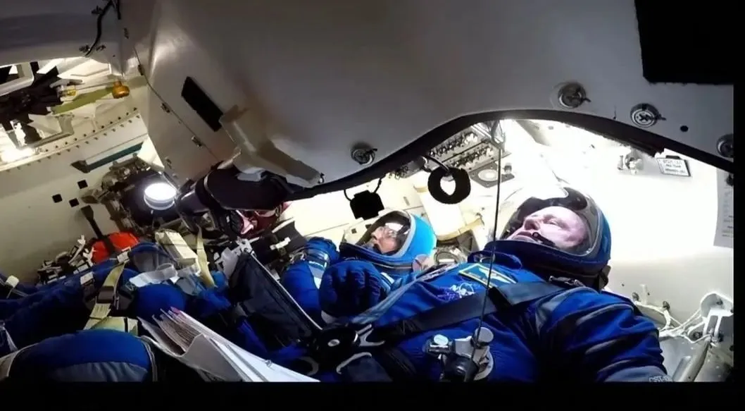尴尬了！“龙”飞船用不了波音宇航服，空间站宇航员愁坏了NASA