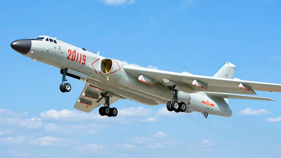 解放军大动作，12架军机齐出太平洋，轰6N向世界宣告：中国跨洲轰炸成现实