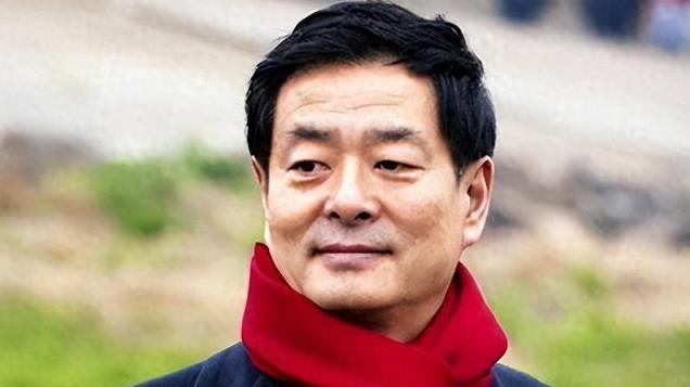 濮存昕，家人相继离世，如今71岁不敢老去，还要照顾年迈的老母亲