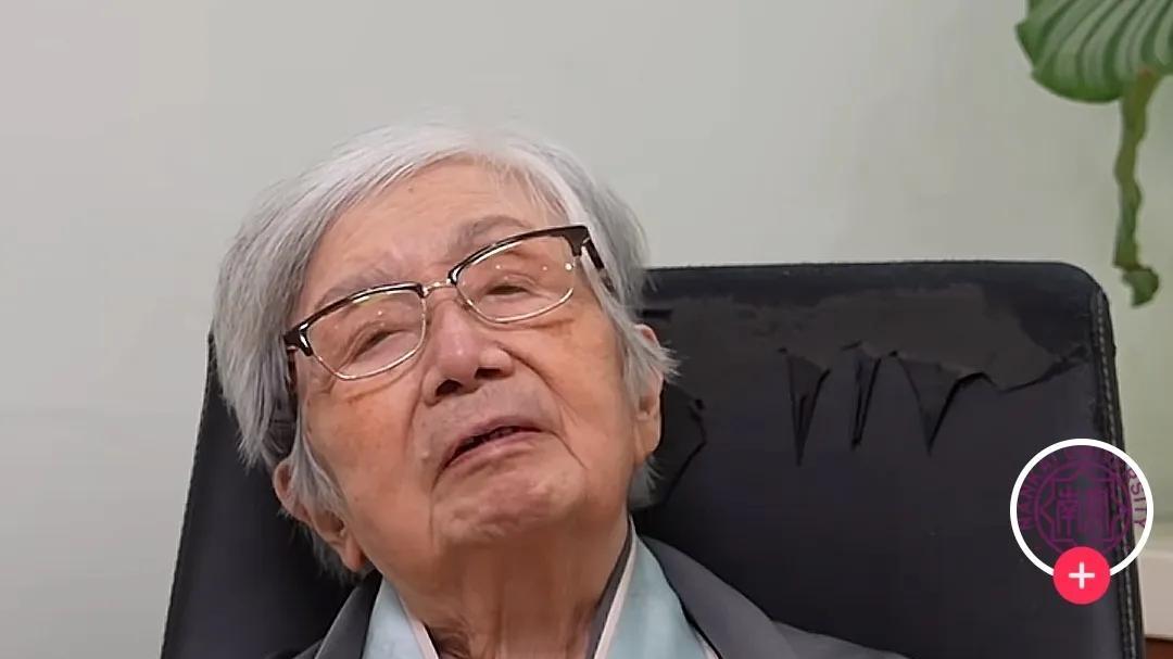 叶嘉莹女曾忍丈夫家暴长60年，颠沛流离一世纪，只为做一件事！