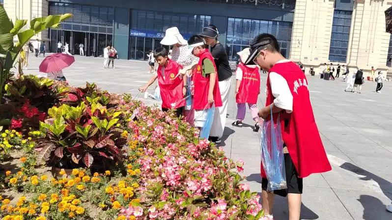 小孩子捐10块钱做公益，被指责“抠”，新闻一出把人气笑了