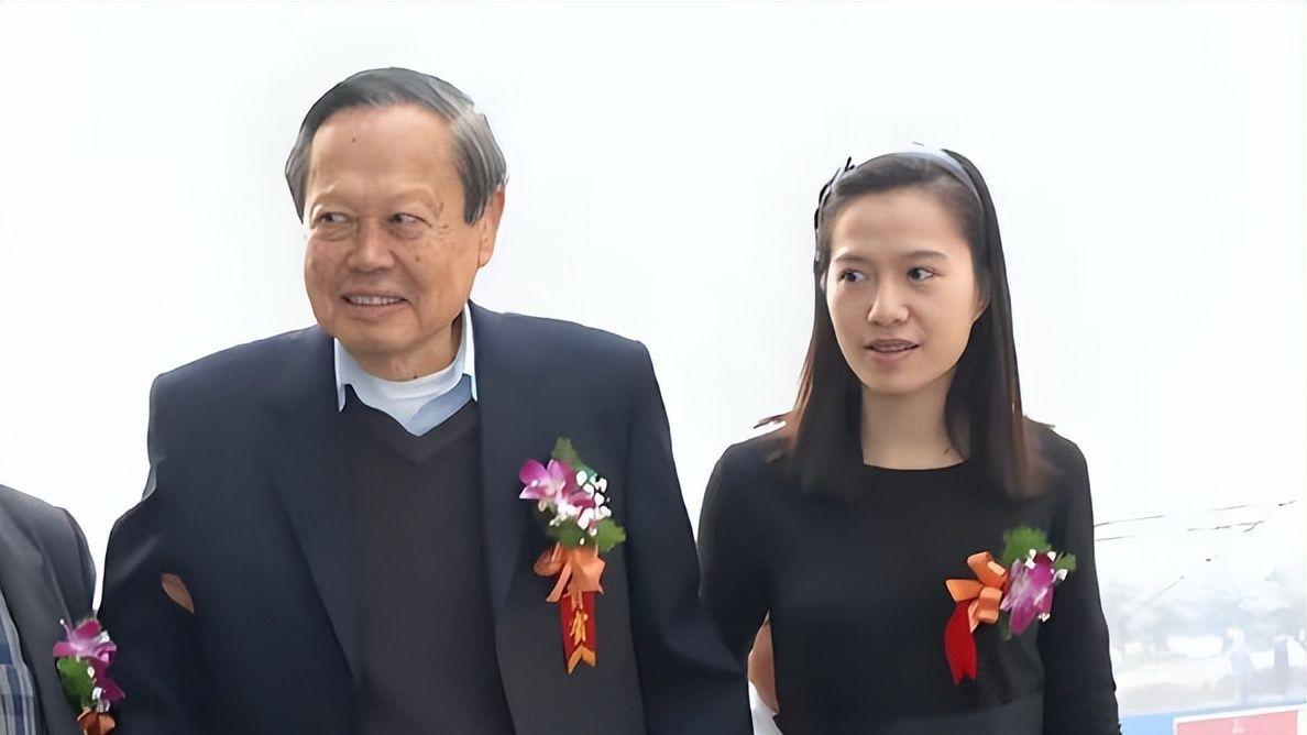 翁帆登报悼念杨振宁，被曝握2亿遗产，40岁时杨振宁支持她去冻卵