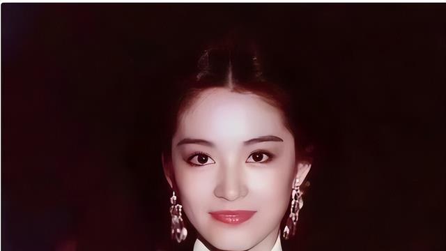 天呐，看到林凤娇和林青霞1976年的合影，才懂成龙为啥说惊为天人