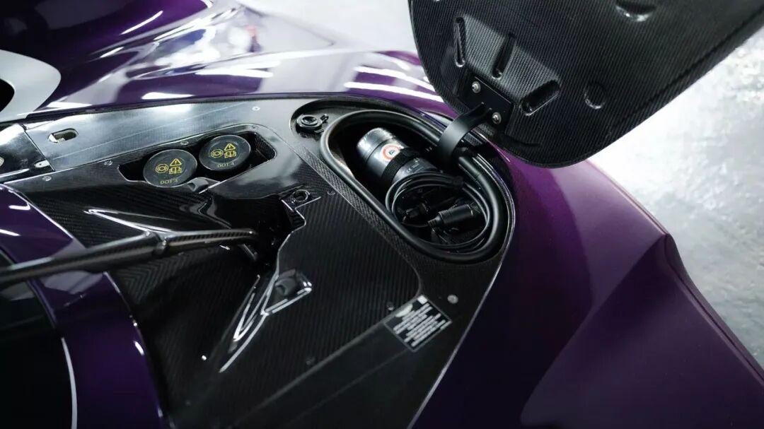 选配比法拉利还贵！阿斯顿·马丁Valkyrie Spider开了97公里竟要卖410万美元