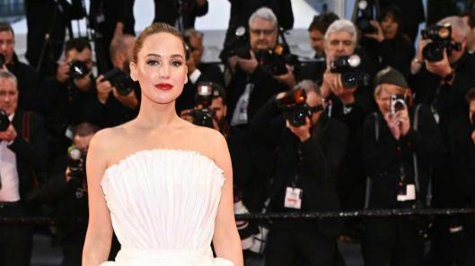 尴尬！周冬雨戛纳连换2套战袍，玩性感却越显干瘪