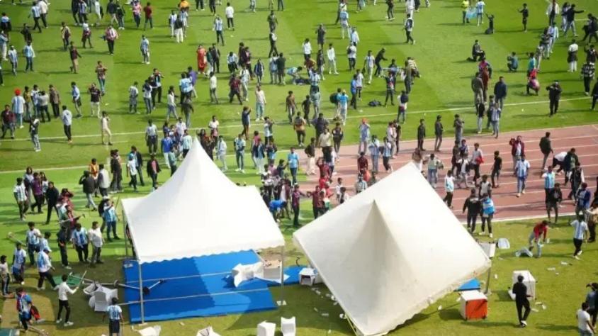 梅西印度行引发球迷骚乱，球迷投掷杂物嘘声四起，活动紧急中止