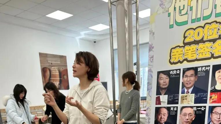 51岁董卿近况曝光，儿子回国读书，丈夫生意破产，婚姻成谜惹猜测！