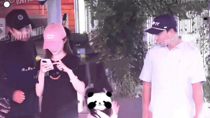 释小龙带女儿和朋友聚会，全程细心满眼温柔，妥妥的女儿奴