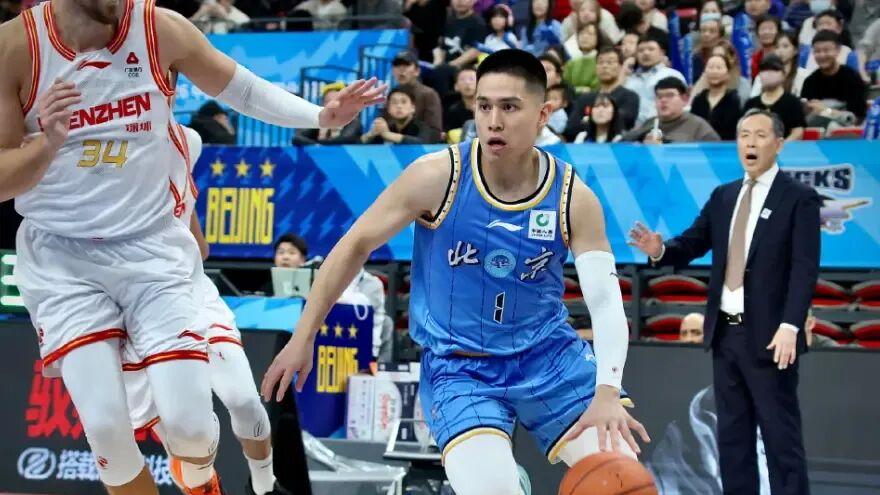 胜深圳队不到12小时！首钢离队第一人正式出现，许利民脸色挂不住了