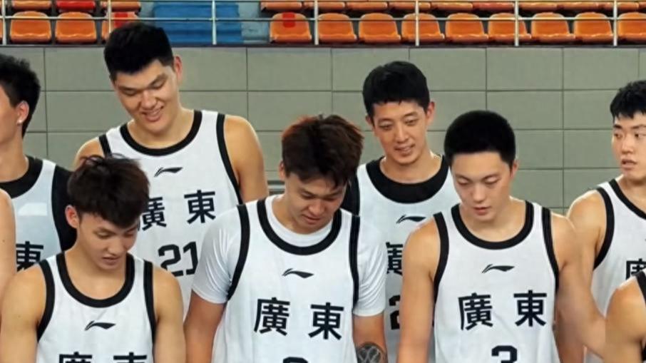 广东全运阵容大合影！后场配置拉满，内线攻守兼备，锋线不错！