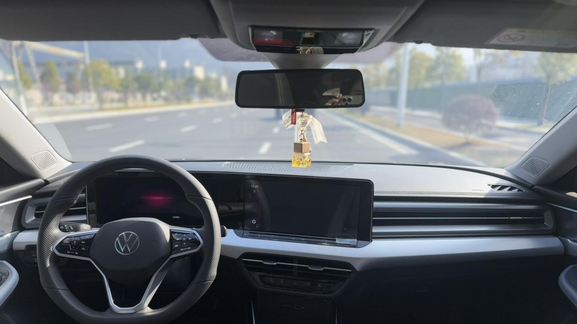 准新轿跑SUV，2022款大众凌渡L，2.5万公里一手车况