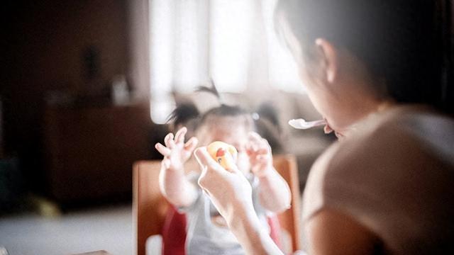 我29岁，是个哑巴，嫁给了40岁的老公，结婚当天，他吓得摔下床