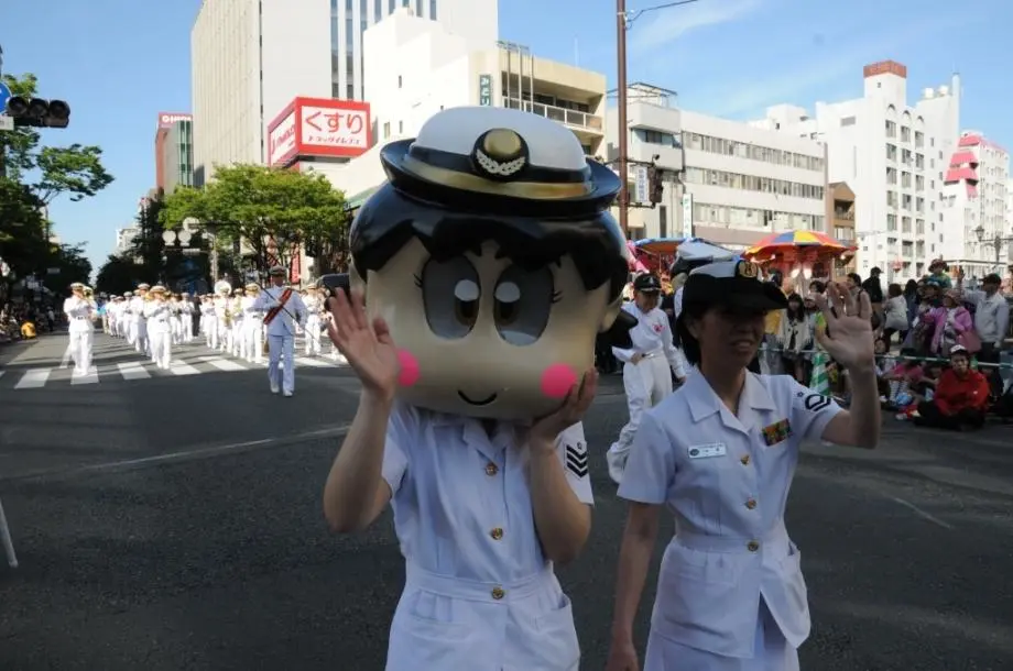 日本女演员为何爱穿制服？