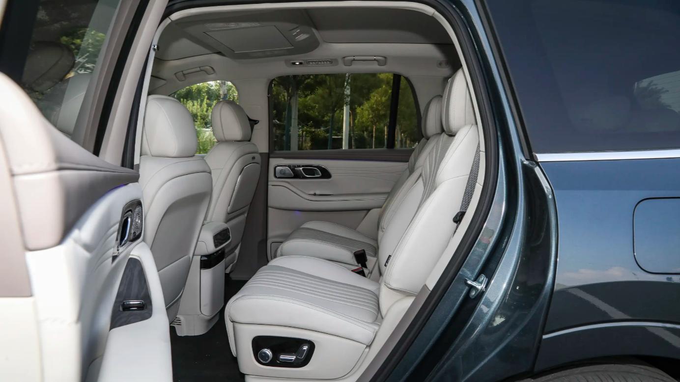 大六座SUV“搅局者”出现，吉利银河M9装修挺豪，有望压到20万？