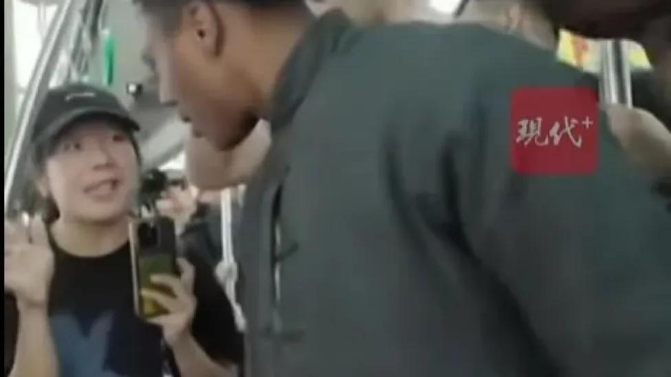 甲亢哥来中国直播，像个新兵蛋子