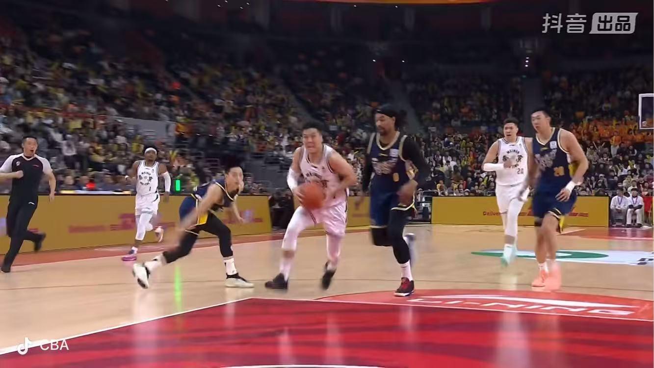 徐杰半场伤退 萨姆纳26+3+4 广东加时险胜南京 郭昊文空砍42分