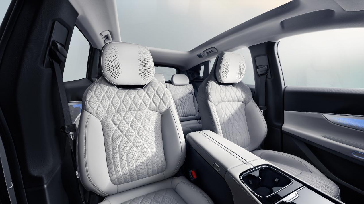 人车混流、无保护左转？领克08 EM-P的NOA表现堪比“老司机”