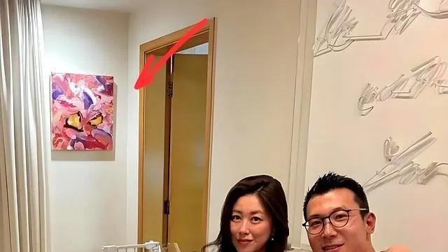 41岁朱珠假期在家中宴客，老公掌厨堪比五星级大餐，3岁女儿正脸首次曝光