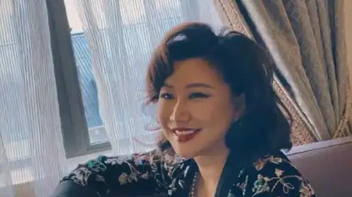51岁天后公开承认私生子，一直未婚，网友：她看上去比儿子还年轻