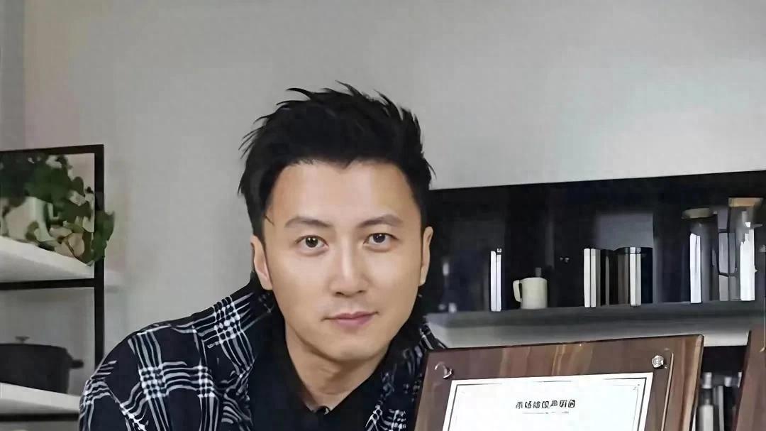 谢霆锋烤肠4年狂卖15亿：是“真香定律”，还是明星割韭菜？