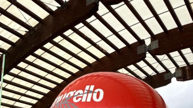 51岁林志颖携妻出席活动！陈若仪穿粉色旗袍秀大长腿，狂拍单人照