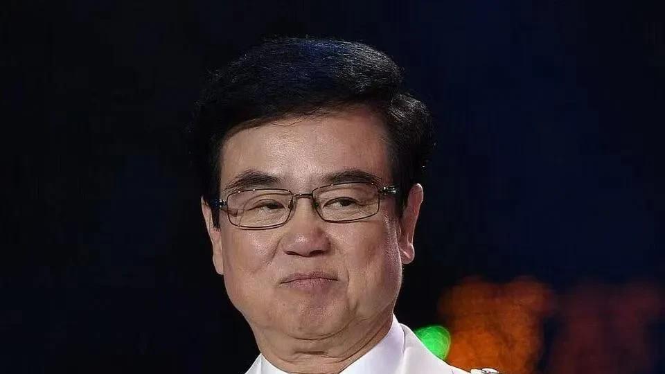 香港电影大佬黄百鸣，这辈子真是值了！事业上，拍过那么多经典电影，捧红那么多明星，